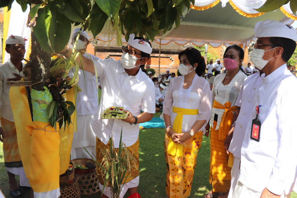 Rahina Tumpek Wariga, Sekda Adi Arnawa Melaksanakan Persembahyangan Bersama